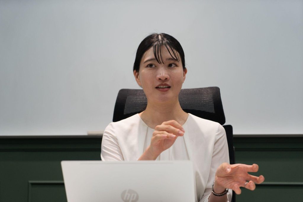 インタビューに答えるアイリスオーヤマ 理美容事業部 事業部長 筒泉佳菜子様